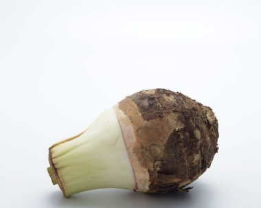 Yakın plan taze Taro beyaz arkaplanda izole edildi,
