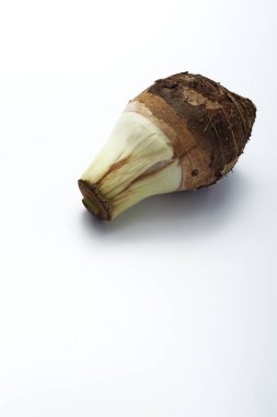 Yakın plan taze Taro beyaz arkaplanda izole edilmiş, kırpma yolu