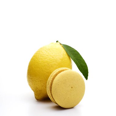 Beyaz arka planda badem kurabiyesi olan meyve limonu. metin için boşluk kopyala