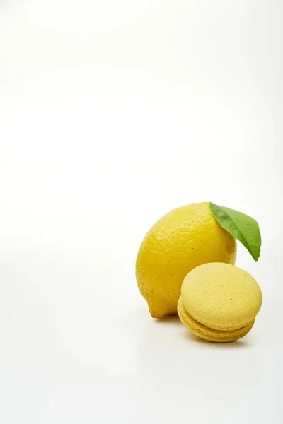 Limón Frutas Con Macarrones Sobre Fondo Blanco Espacio Copia Para —  Fotos de Stock