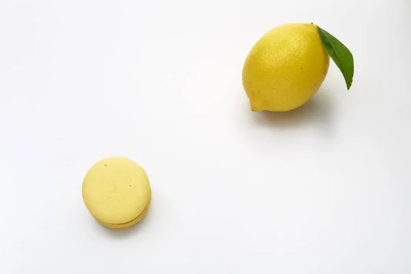 Ovocný Citron Makarony Bílém Pozadí Kopírovat Prostor Pro Text — Stock fotografie