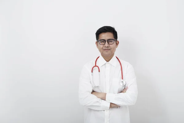 Retrato Joven Médico Asiático Aislado Sobre Fondo Blanco Espacio Copia — Foto de Stock