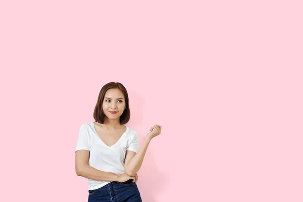 Portret Van Een Lachende Aantrekkelijke Vrouw Zomert Shirt Jeans Staand — Stockfoto