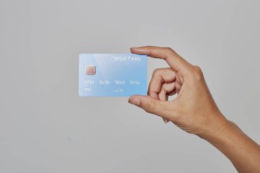 İnsan eli banka kredi kartını tutuyor. Finansal ve para ödemeleri kavramı.