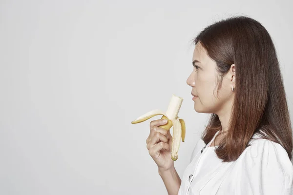 Jovem Mulher Asiática Segurando Banana Amarelo Cru Conceito Nutrição Adequada — Fotografia de Stock