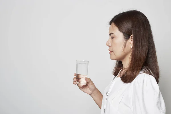 Junge Asiatische Frau Trinkt Wasser Auf Grauem Hintergrund — Stockfoto