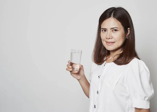 Joven Asiático Mujer Beber Agua Gris Fondo — Foto de Stock