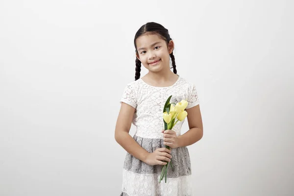 Gadis Kecil Asia Memegang Karangan Bunga Tulip Kuning Dengan Latar — Stok Foto