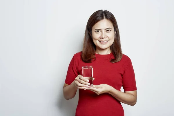 Atractiva Mujer Bastante Asiática Vestido Rojo Sosteniendo Vaso Agua Sobre — Foto de Stock