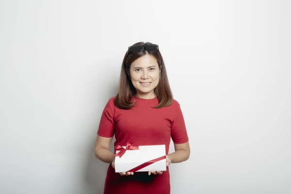 Atractiva Mujer Asiática Vestido Rojo Sosteniendo Caja Regalo Sobre Fondo — Foto de Stock