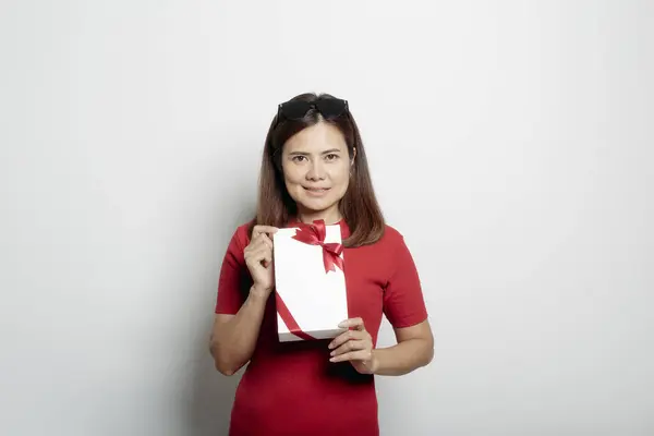 Приваблива Азійська Жінка Червоній Сукні Подарунковим Ящиком Світло Сірому Плакаті — стокове фото