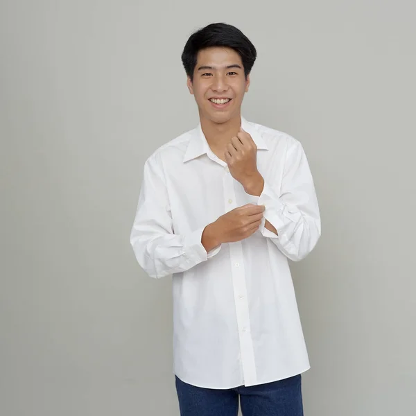 Duvardaki Asyalı Yakışıklı Adamının Gri Arka Plan Üzerindeki Stüdyo Fotoğrafı — Stok fotoğraf