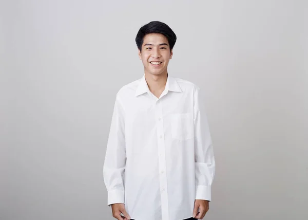 Studioaufnahme Eines Jungen Asiatischen Gutaussehenden Geschäftsmannes Vor Grauem Hintergrund — Stockfoto