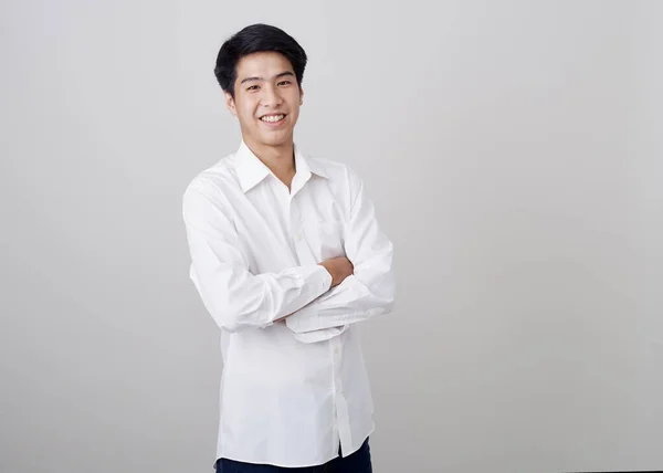 Студийный Снимок Молодого Азиатского Привлекательного Бизнесмена Стене Сером Фоне — стоковое фото