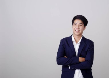 Genç Taylandlı yakışıklı iş adamı beyaz arka planda