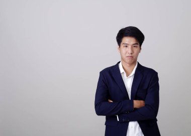 Genç Taylandlı yakışıklı iş adamı beyaz arka planda