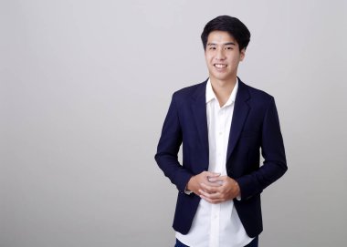 Genç Taylandlı yakışıklı iş adamı beyaz arka planda