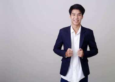 Genç Taylandlı yakışıklı iş adamı beyaz arka planda