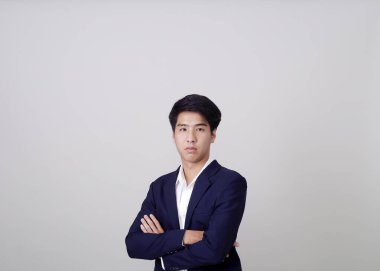 Genç Taylandlı yakışıklı iş adamı beyaz arka planda