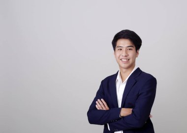 Genç Taylandlı yakışıklı iş adamı beyaz arka planda