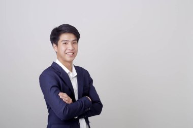 Genç Taylandlı yakışıklı iş adamı beyaz arka planda