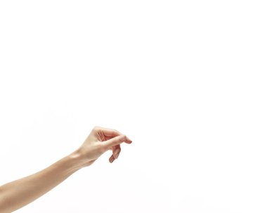 Boş Asyalı kadın eli uzanıp beyaz arka planda izole edilmiş bir şey arıyor.