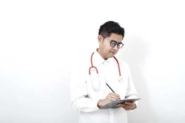 Chytrý Pohledný Asijský Vousatý Lékař Brýlích Stetoskopem Izolovaným Bílém Pozadí — Stock fotografie