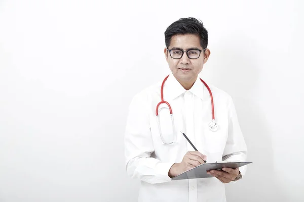 Inteligente Guapo Médico Barbudo Asiático Gafas Con Estetoscopio Aislado Sobre —  Fotos de Stock