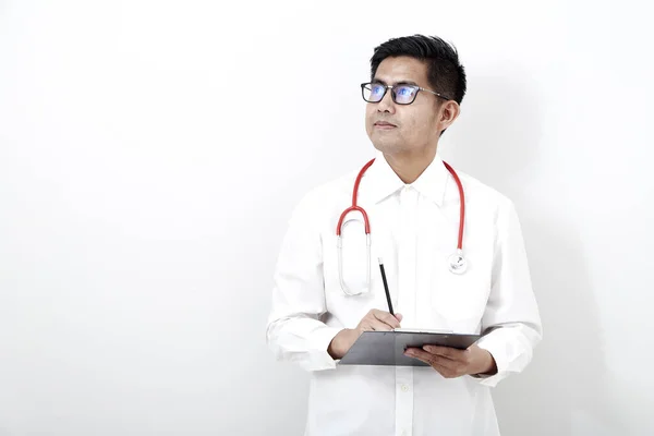 Smart Beau Asiatique Barbu Médecin Dans Des Lunettes Avec Stéthoscope — Photo