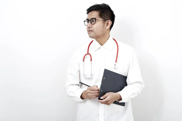 Smart Gutaussehende Asiatische Arzt Brille Mit Stethoskop Isoliert Auf Weißem — Stockfoto