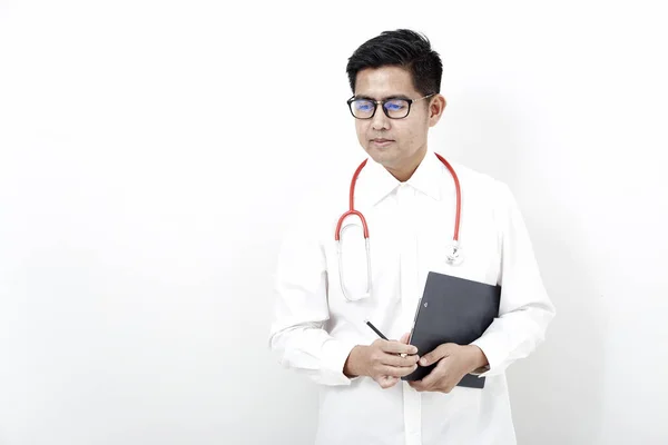 聪明英俊的亚洲医生 戴着眼镜 听诊器与白色背景隔离 健康概念 — 图库照片