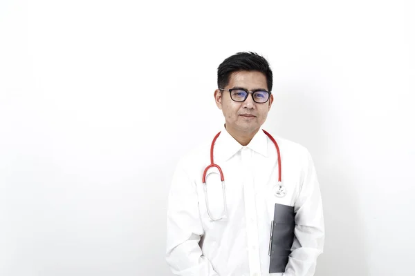 Beyaz Arka Planda Steteskobu Olan Gözlüklü Yakışıklı Asyalı Tıp Doktoru — Stok fotoğraf