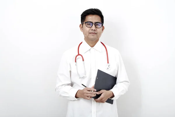 白い背景に隔離された聴診器とメガネのスマートハンサムなアジアの医師 健康の概念 — ストック写真