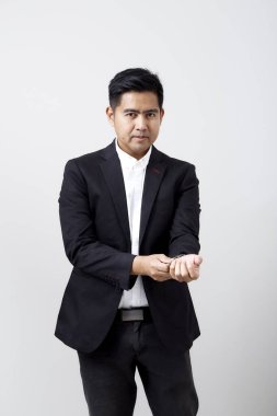 Beyaz arka planda izole edilmiş Asyalı genç bir adamın portresi.