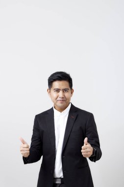 Beyaz arka planda izole edilmiş Asyalı genç bir adamın portresi.