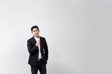 Beyaz arka planda izole edilmiş Asyalı genç bir adamın portresi.