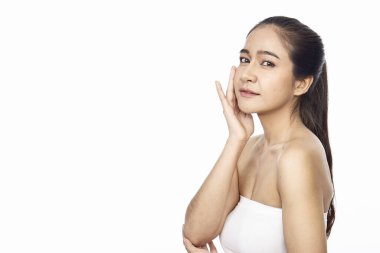 Beyaz arka planda izole edilmiş temiz beyaz tenli güzel Asyalı kadın yüz bakımı, kozmetoloji, spa, makyaj konsepti..