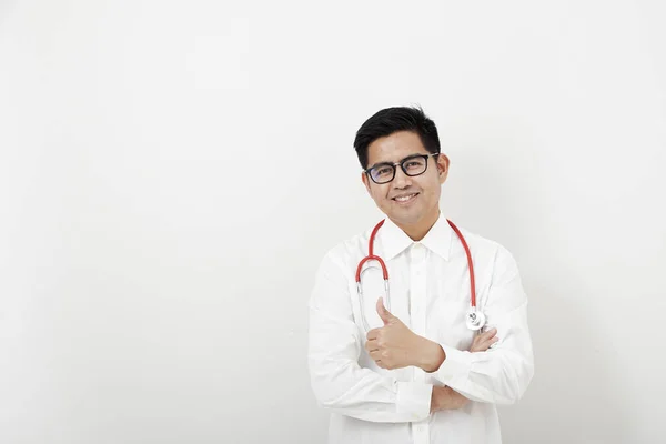 Retrato Sonriente Médico Tailandés Asiático Pie Aislado Sobre Fondo Blanco —  Fotos de Stock