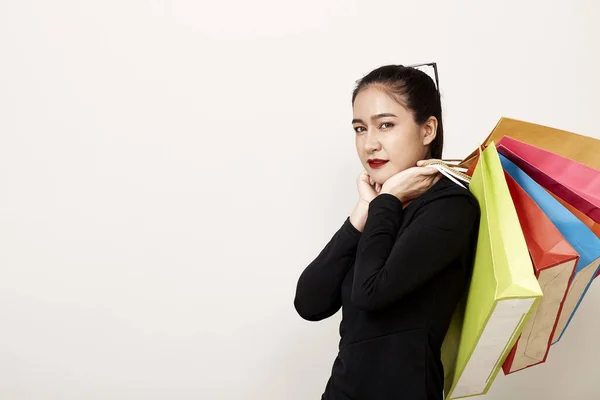 Ευτυχισμένη Ασιατική Γυναίκα Αγοραστής Τσάντα Ψώνια Λευκό Φόντο Υφή Για — Φωτογραφία Αρχείου