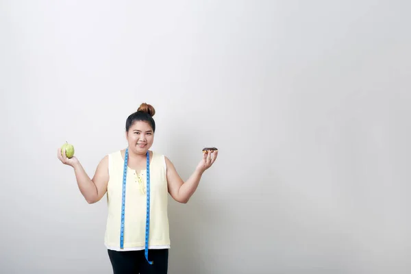 Overgewicht Vrouw Meten Met Eten Voedsel Licht Grijs Banner Gackground — Stockfoto