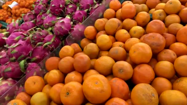 市場でのオレンジ販売のための果物ファーマーズマーケットタイデパート — ストック動画