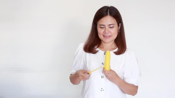 Jonge Aziatische Vrouw Met Bananengeel Rauw Het Begrip Goede Voeding — Stockvideo