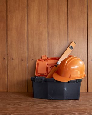 İnşaat ekipmanı araçları ahşap masa üzerinde duvar arka planda, 1 Mayıs Mutlu İşçi Bayramı Arkaplan Tasarım şablonu