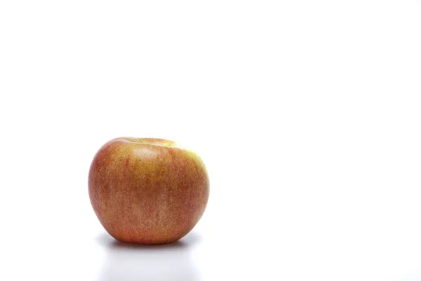 Manzana Roja Madura Fresca Aislada Sobre Fondo Blanco —  Fotos de Stock