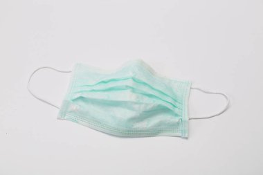 Tıbbi bez maske ya da tek kullanımlık yüz maskesi beyaz üzerine izole edilmiş.