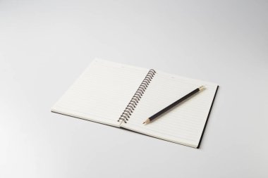 Beyaz arkaplanda kurşun kalemli Boş Siyah Günlük Yapılandırma Defteri