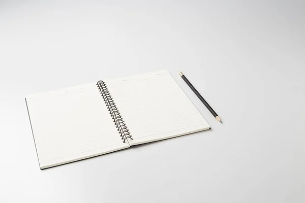 Diario Negro Vacío Mock Notebook Con Lápiz Sobre Fondo Blanco —  Fotos de Stock