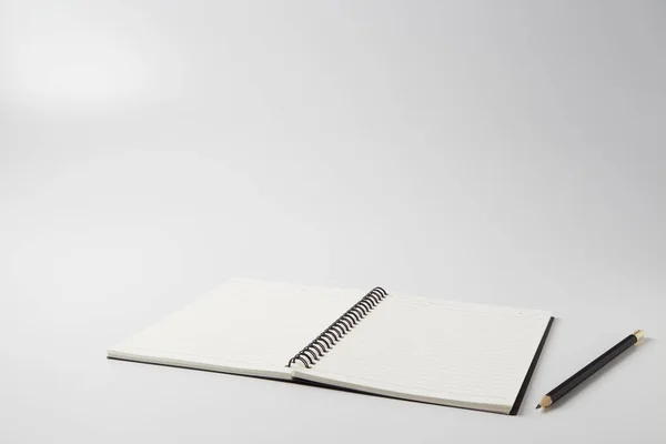 Diario Negro Vacío Mock Notebook Con Lápiz Sobre Fondo Blanco —  Fotos de Stock