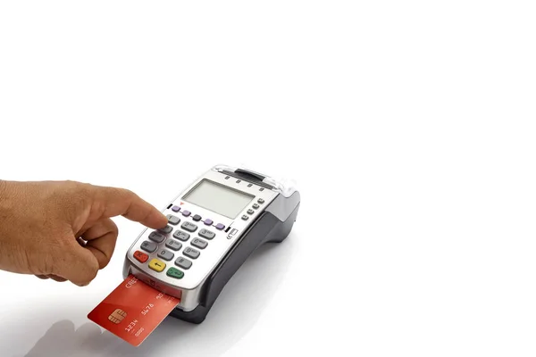 白地に隔離されたクレジットカード決済を取得するために処理するために手の無線近代的な銀行決済端末を保持する男性の閉鎖 — ストック写真