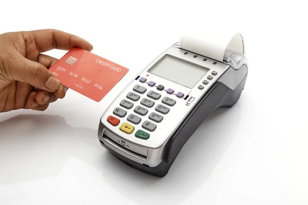 男子手持无线现代银行支付终端处理独立于白人背景的信用卡支付的特写 — 图库照片